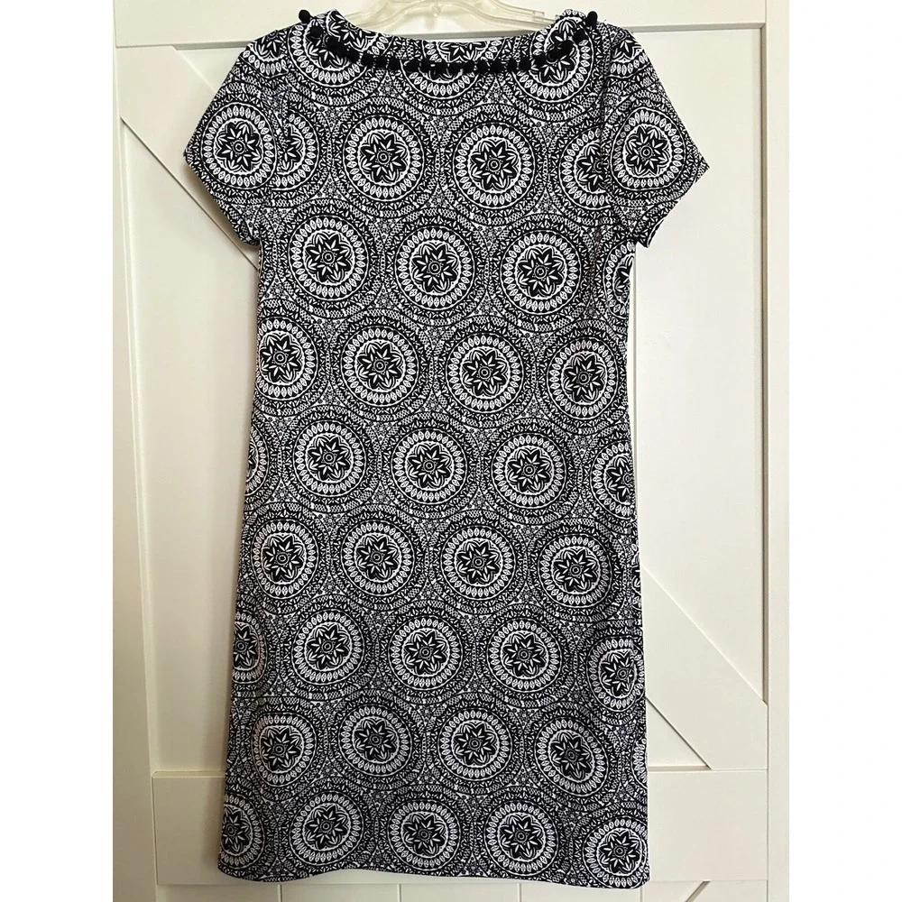 Talbots Black White Medallion Print Pompom Short Sleeve Shift Dress‎ Size Small - Picture 2 of 4